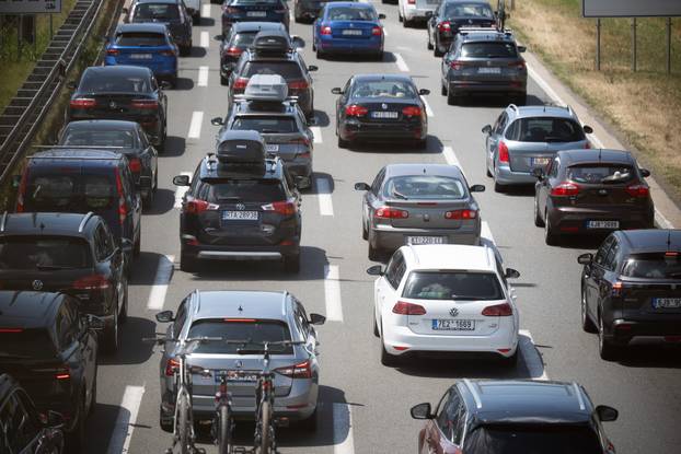 Zagreb: Pojačan promet u smjeru prema moru ispred NP Lučko