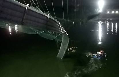 Tragedija u Indiji: U urušavanju mosta stradala je  81 osoba, stotine ljudi su upale u rijeku...