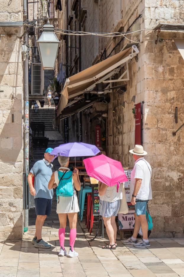 Dubrovnik pun turista unatoč toplinskom valu