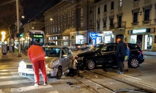 'Posvuda je bilo stakla': Dva auta sudarila se u Zagrebu...