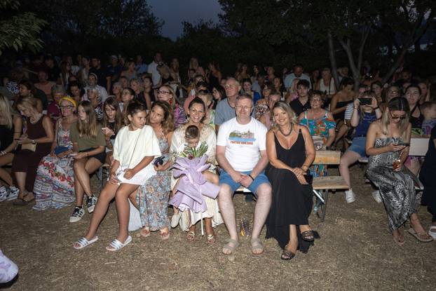 FOTO Karlobag zasjao u znaku mode i glazbe: Duchess revija i koncert Nine Badrić na Fortici