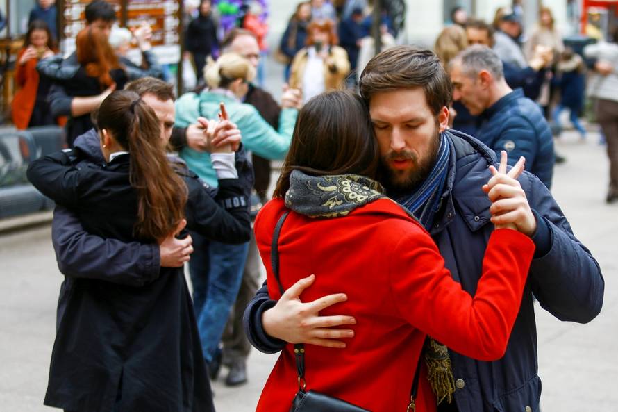 Zagreb: Tango flash mob iznenadio graÄane na Cvjetnom trgu