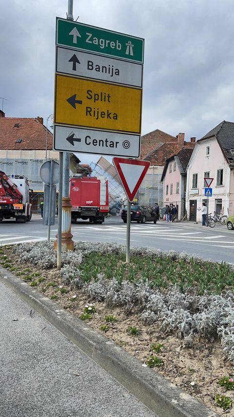 Karlovac: Zbog jakog vjetra srušila se skela i pala na auto