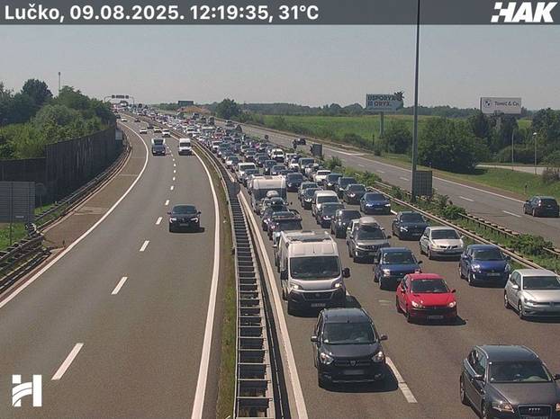 FOTO Kaos na cestama: Zapalio se auto na A1, velike su kolone