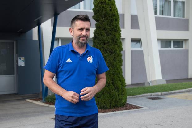 Zagreb: DruÅ¾enje igraÃ¨a GNK Dinamo s predstavnicima medija ispod juÅ¾ne tribine stadiona Maksimir