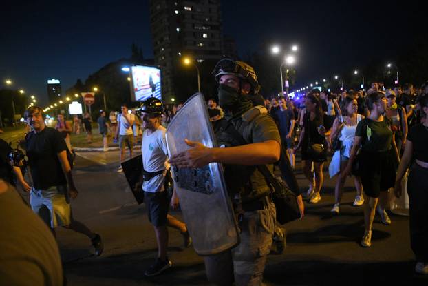 Beograd: Prosvjed pod geslom "Nismo mi vreće za udaranje", nakon sto je policija je sinoć upotrijebila prekomjernu silu nad građanima