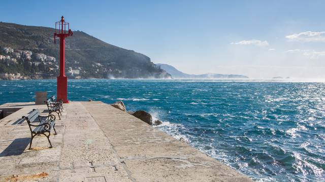 Bura u Dubrovniku: Otkazali su letove, problemi u prometu