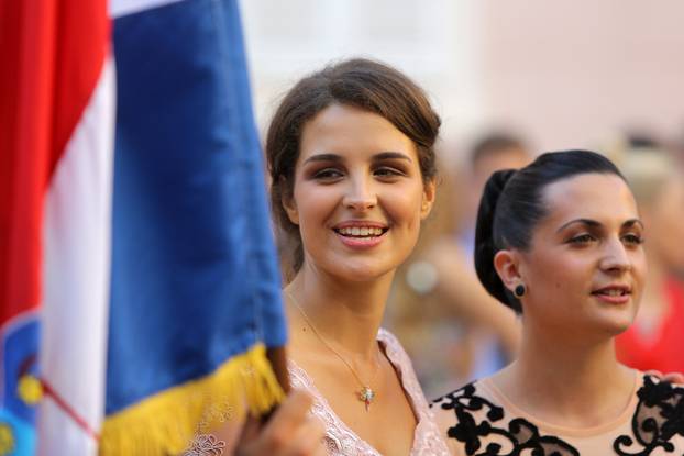 ARHIVA - 2013. Zadar: Vjenčanje Doris Pinčić i Borisa Rogoznice u crkvi Svete Stošije