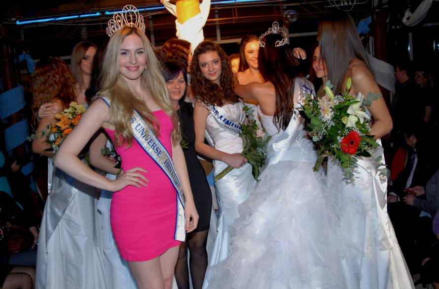 FOTO Natalija Prica u kaputu i štiklama na izložbi u Zagrebu