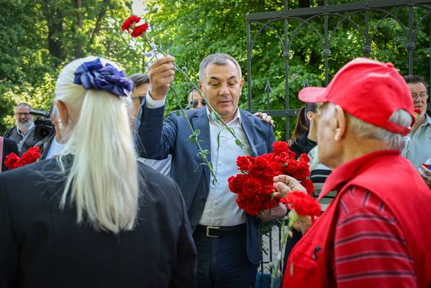 Zagreb: Ivica Lovrić dijelio je karanfile građanima
