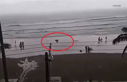 Stravičan video: Munja udarila djevojku dok je šetala plažom