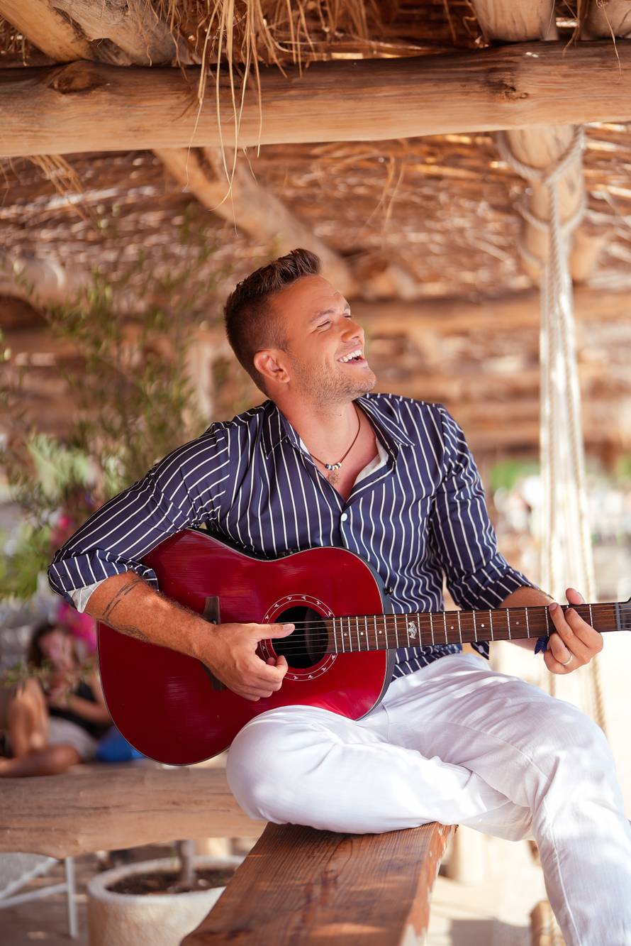 'Gazda' Luka Basi pjevajući traži konobaricu u spotu: 'I Ronaldo reka je navratit'