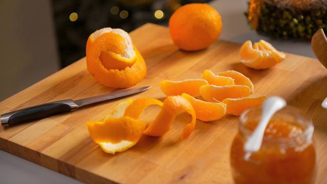 Iskoristite kore od naranče kao mamac za puževe, sredstvo za vlagu ili repelent za mačke