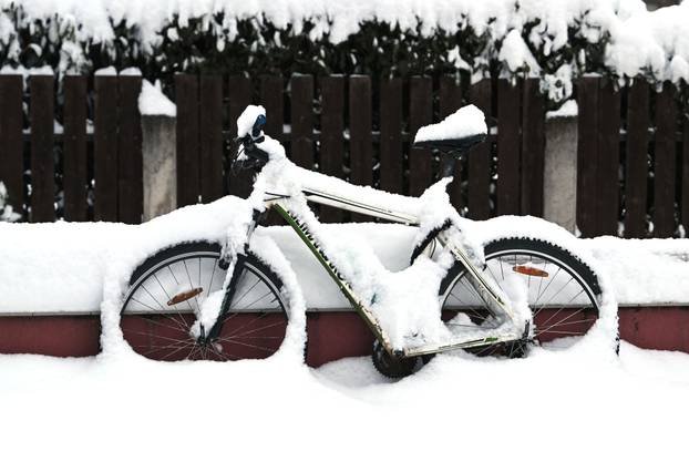 Zagreb: Snijeg zabijelio grad