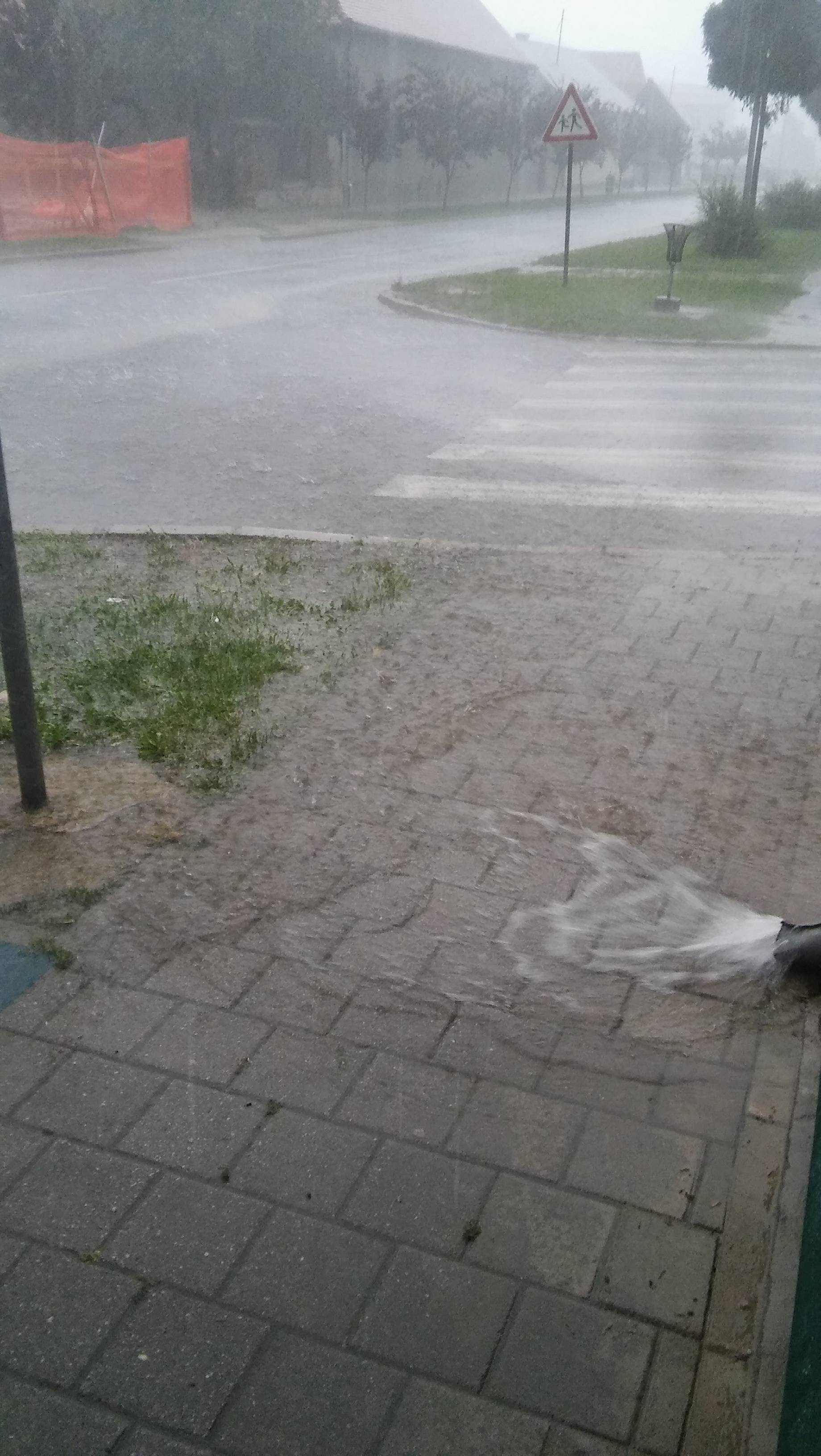 Nevrijeme: Padala tuča, puhao jak vjetar, ceste bile pune vode
