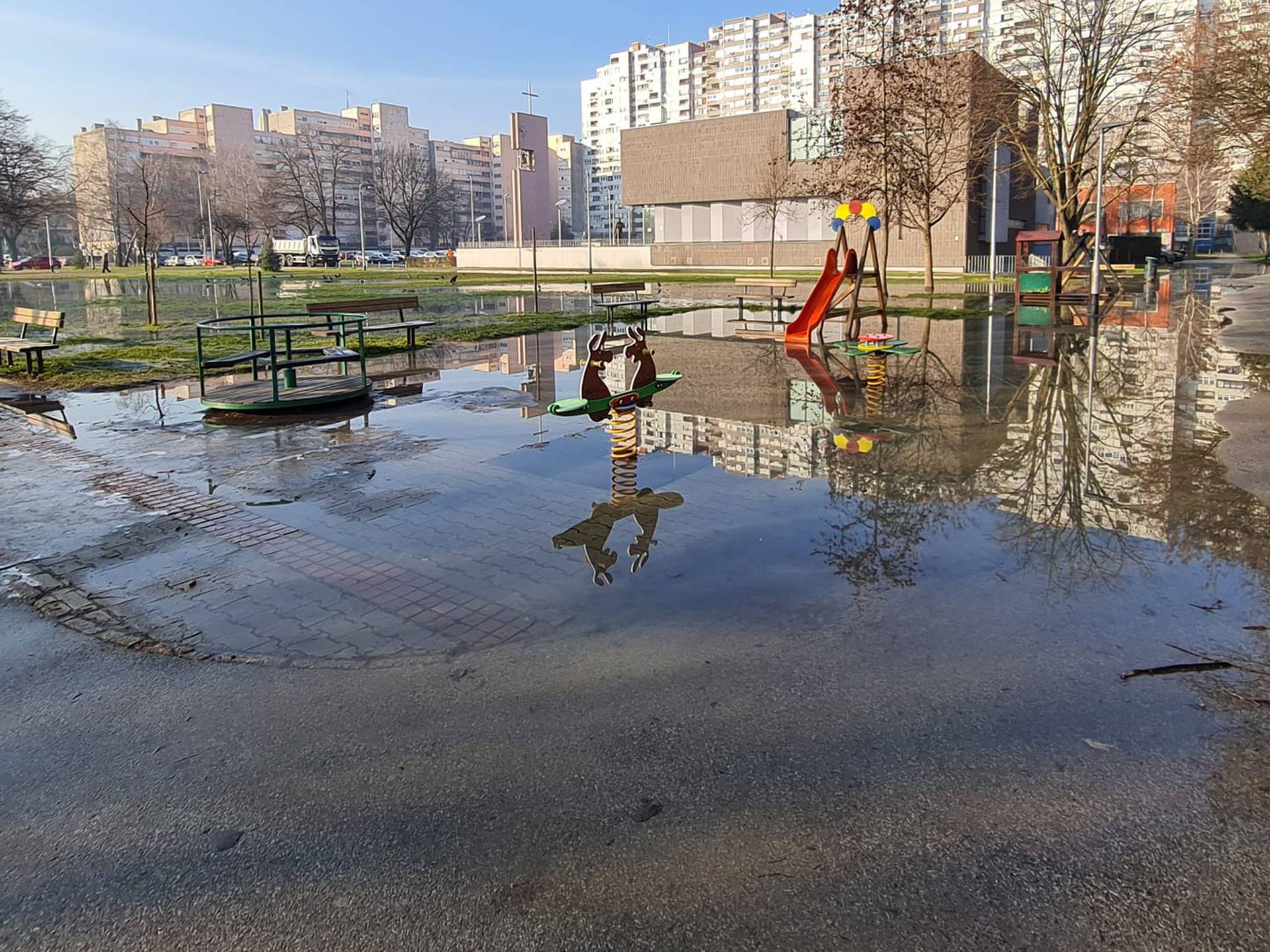 VIDEO U Travnom je pukla cijev: 'Oko crkve je pravo jezero...'