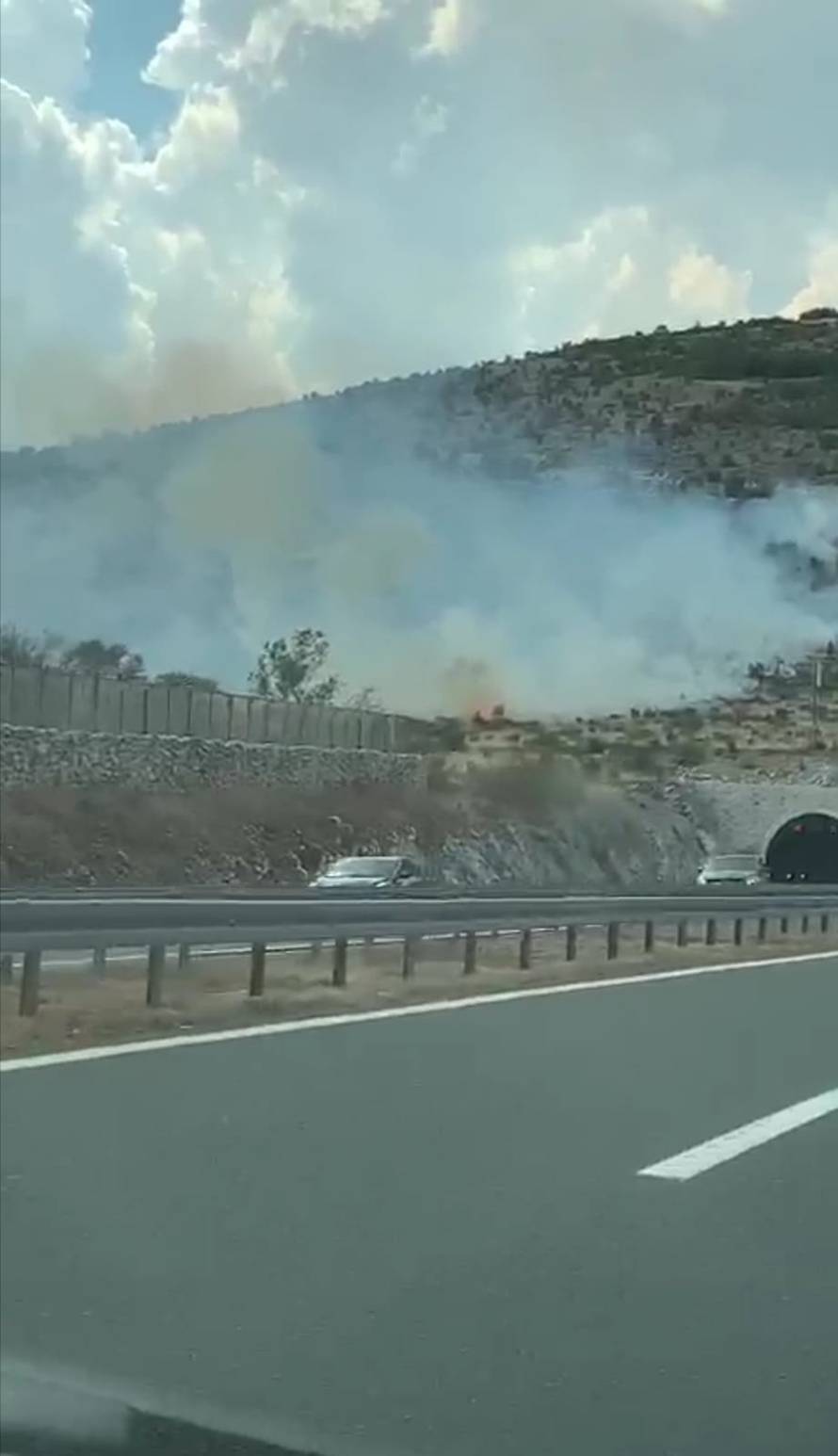 Požar kod Dugopolja: Gasi ga 30 vatrogasaca, brzo se širi...