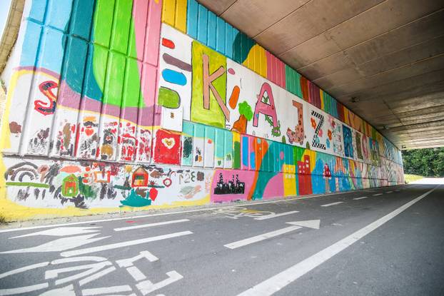 Zagreb: Učenici OŠ Kajzerica su s umjetnikom Leonardom Lasićem oslikali mural u pothodniku rotora