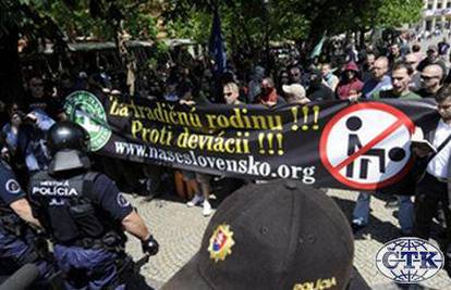 Skinheadsi napali povorku u Bratislavi, dvoje ranjeno