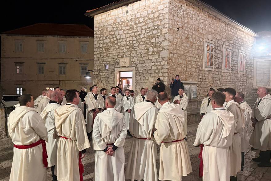 Procesija 'Za kri&zcaron;en' na Hvaru: Ni olujna bura nije sprije&ccaron;ila dolazak vjernika