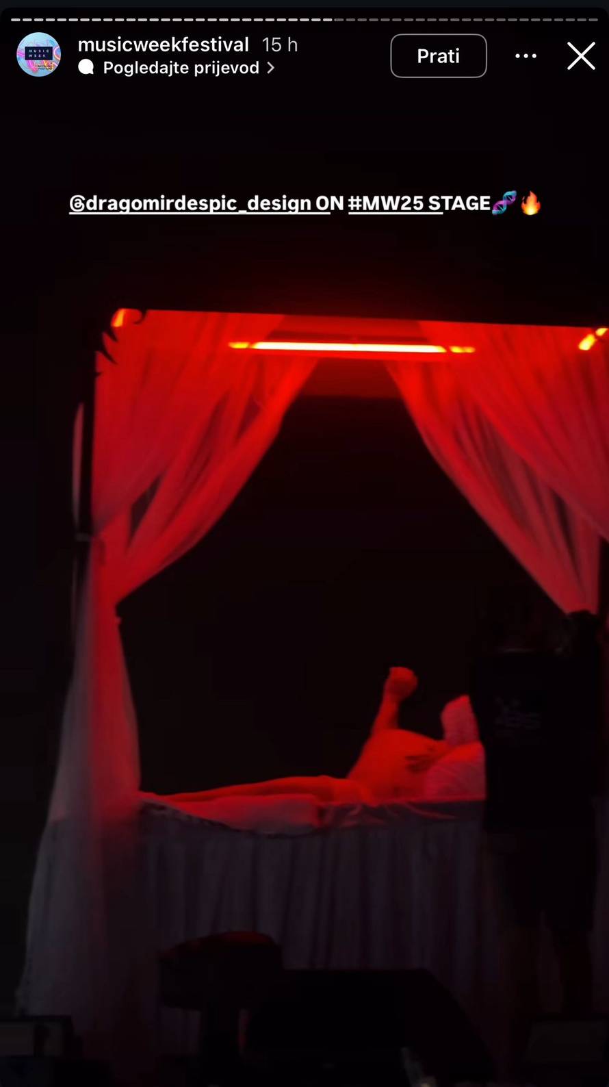 Samo za one s jakim želucem: Žena na pozornici vrištala, a iz trbuha joj 'izletio' Desingerica