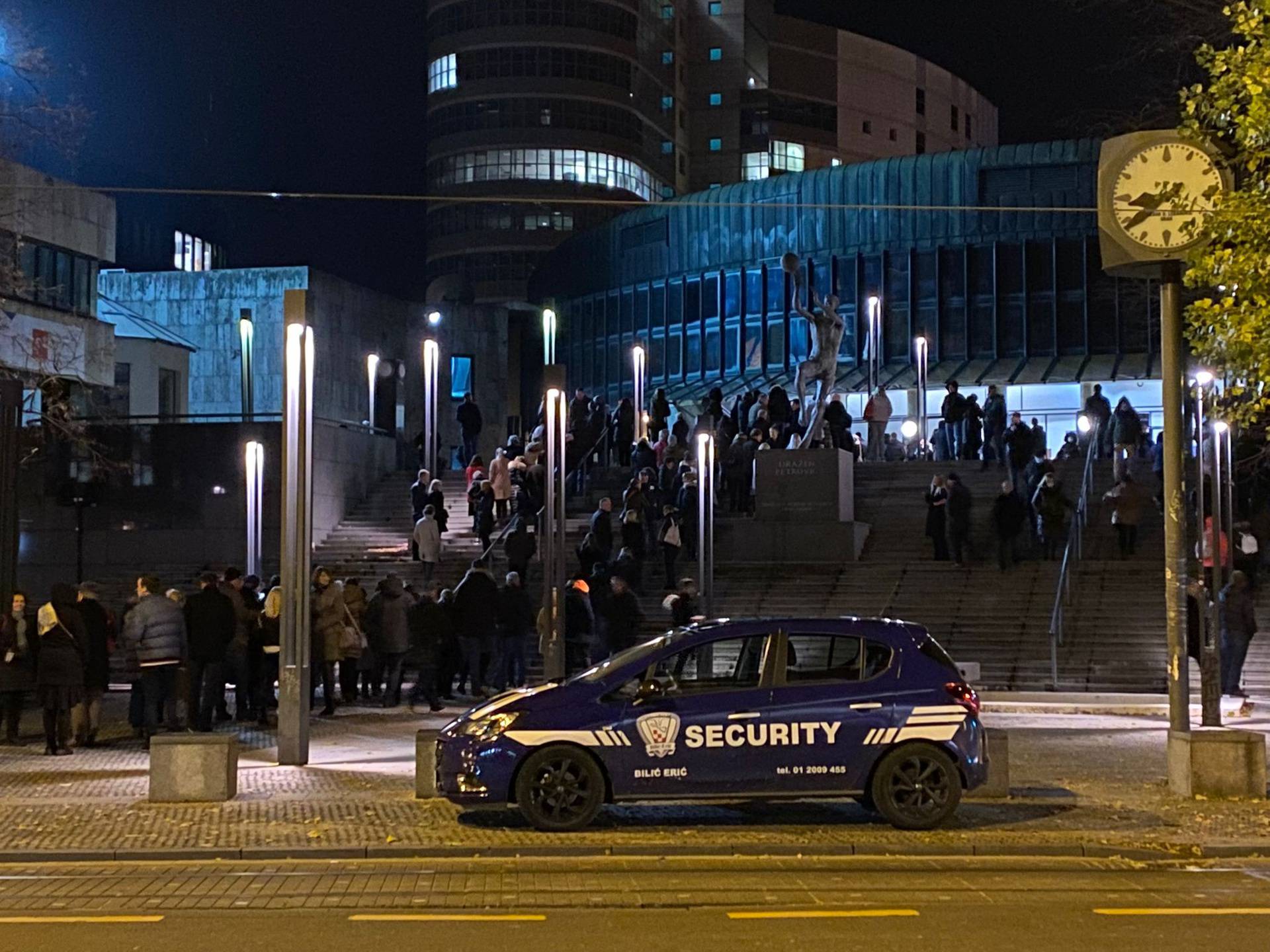 Publiku evakuirali s koncerta klape Intrade zbog dojave o bombi, policija: Dojava je lažna