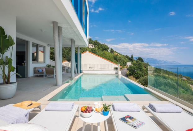FOTO Luksuz na razini: Nova i moderna vila s infinity bazenom mami poglede u Omišu