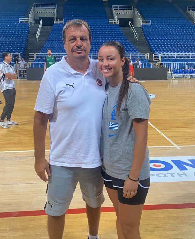 FOTO Srpkinja vodi košarkaše, voli Hrvatsku i ruši predrasude