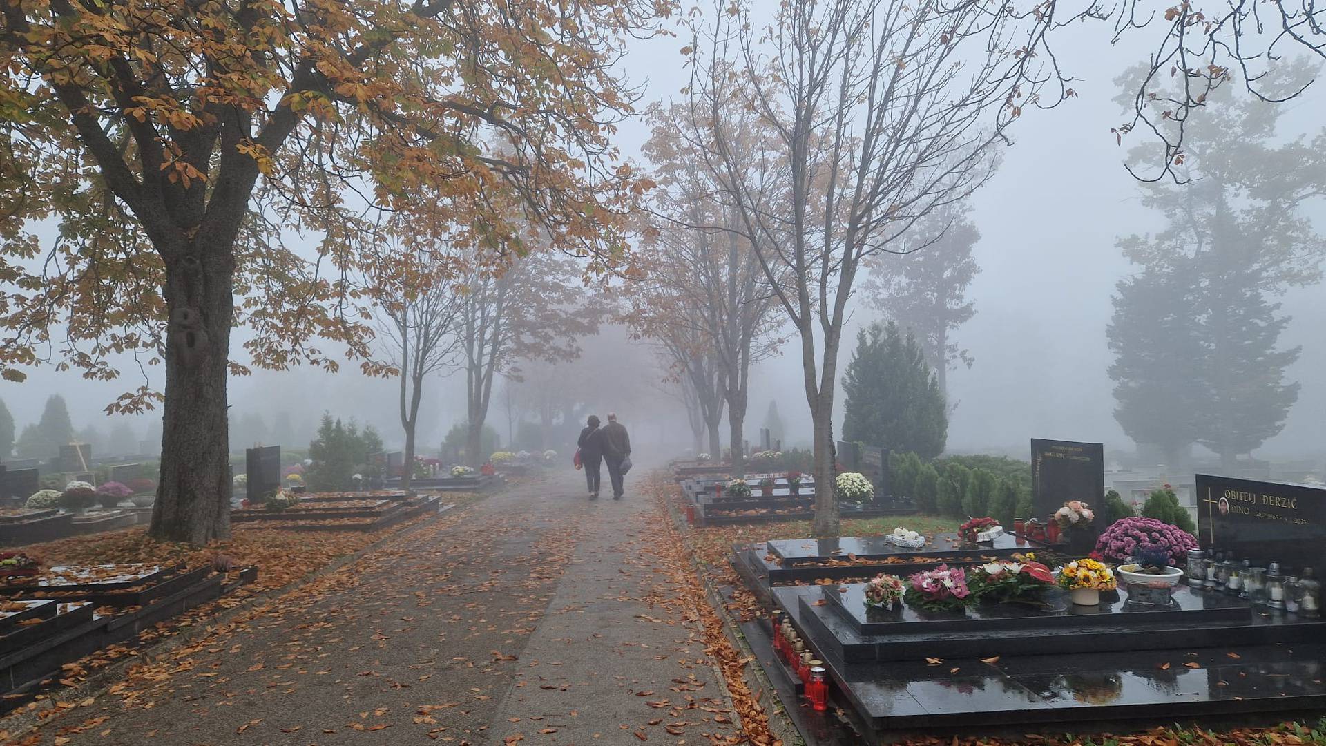 FOTO Maglovito jutro diljem Zagreba, građani obišli Mirogoj i prisjetili se svojih najmilijih