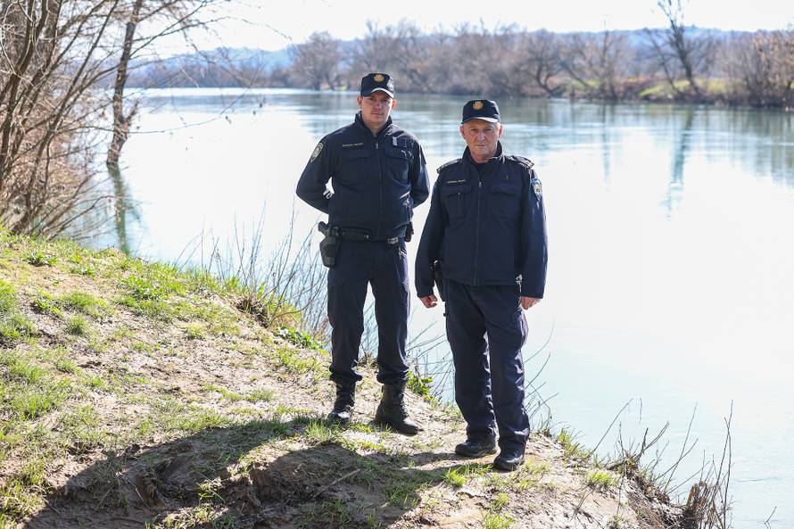 24sata Hrvatska Kostajnica: Policajci koji su prvi pronašli migrante koji su spašeni iz rijeke Une