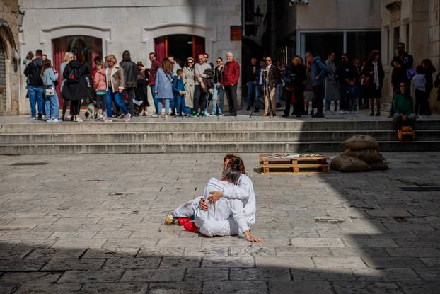 Performans 'Milovanje' na splitskom Peristilu