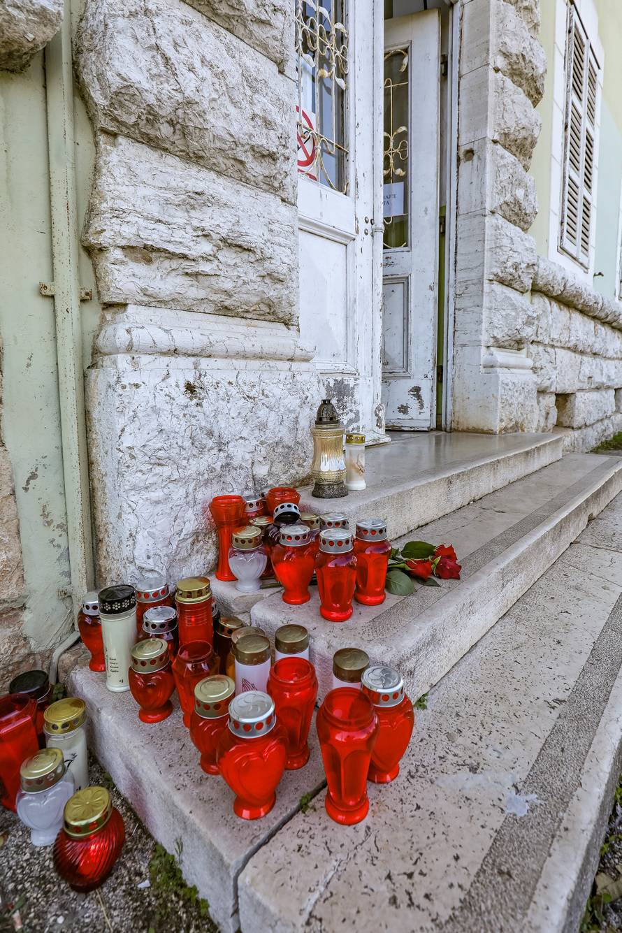 Poreč: Zapaljene svijeće ispred škole u koju je išao maturant koji je poginuo u Pragu