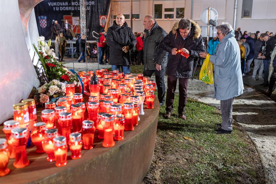 Vukovar: Središnja komemoracija u sklopu Dana sjećanja na žrtvu Vukovara 1991. započela je u krugu Nacionalne memorijalne bolnice