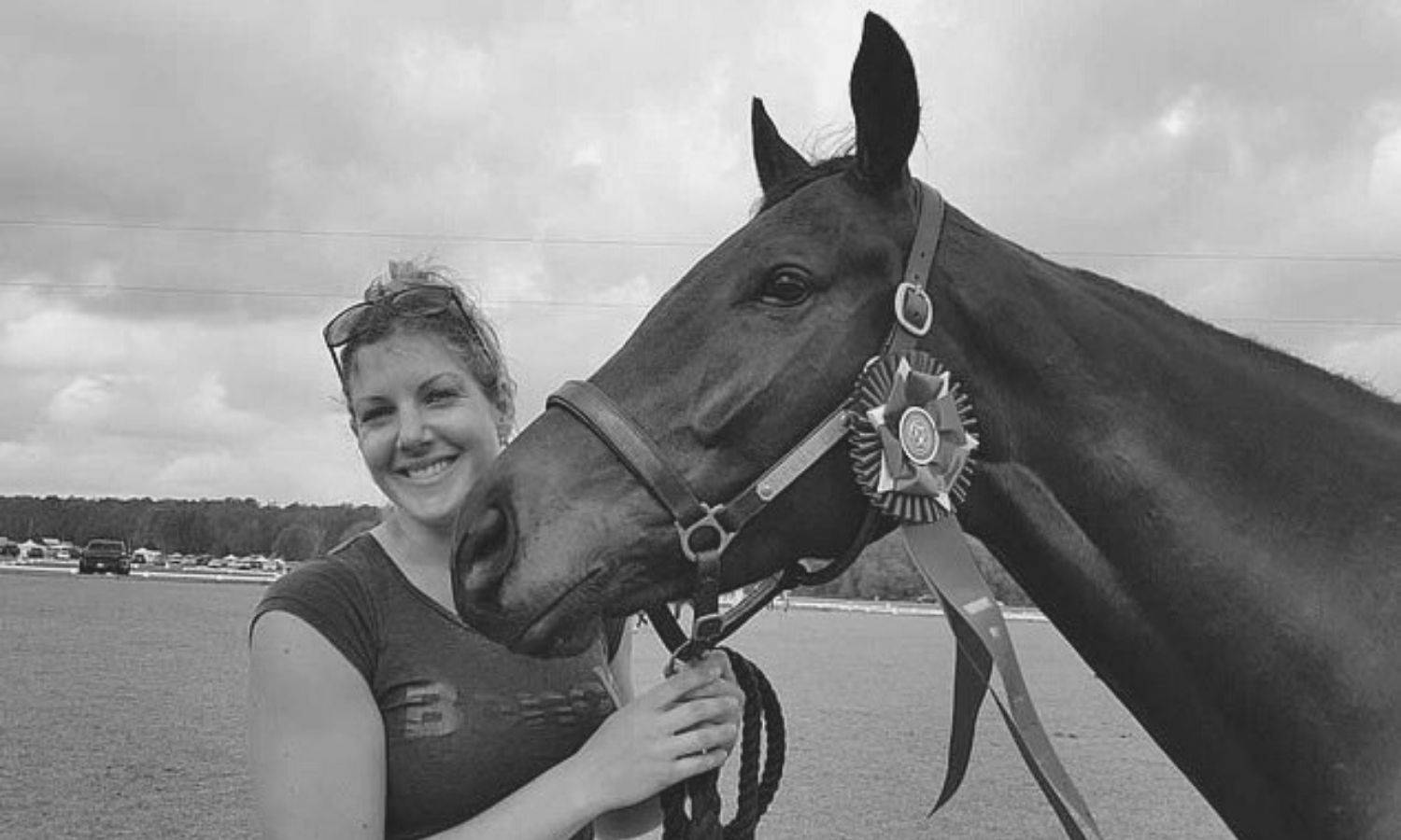 Užas na Floridi: Konj pao na jahačicu, preminula od ozljeda