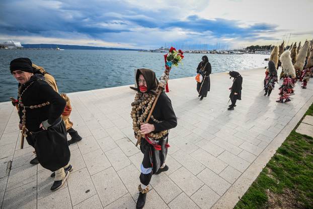 Šarena povorka maskiranih skupina u Splitu