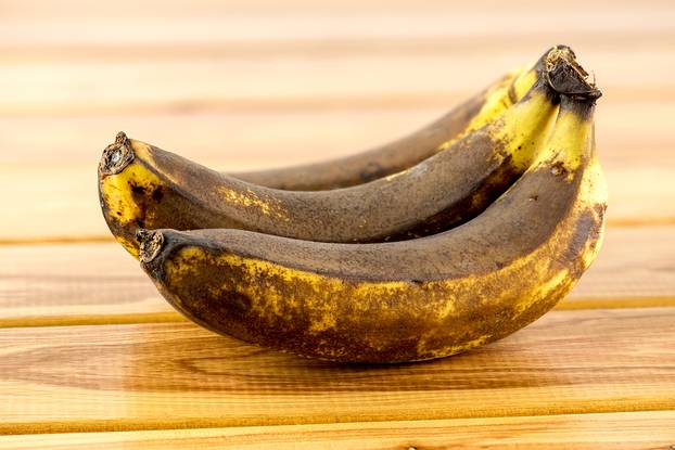 Rotten,Old,Bananas,On,Wooden,Background
