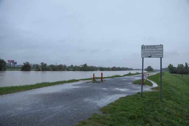 Zagreb: Rijeka Sava izlila se iz korita zbog velikih oborina