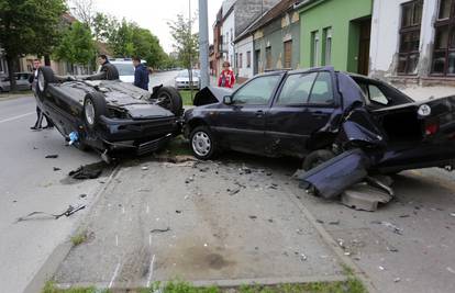 Zabio se u parkirani automobil, poletio pa završio na krovu