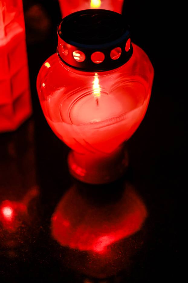 Zagreb: Trepet svijeća u sumrak na groblju Stenjevec na blagdan Svih svetih