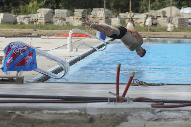 Osijek: Iako još nije službeno otvoreno kupalište, skok u bazen dobro je osvježenje