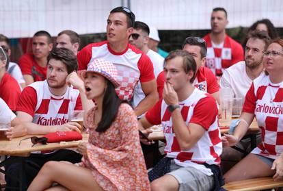 Sve je u kockicama: Pogledajte navijanje u Zagrebu i Splitu