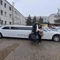 FOTO Slovenac po &zcaron;enu i bebu do&scaron;ao limuzinom! Pozirali su ispred bolnice, komentari su hit
