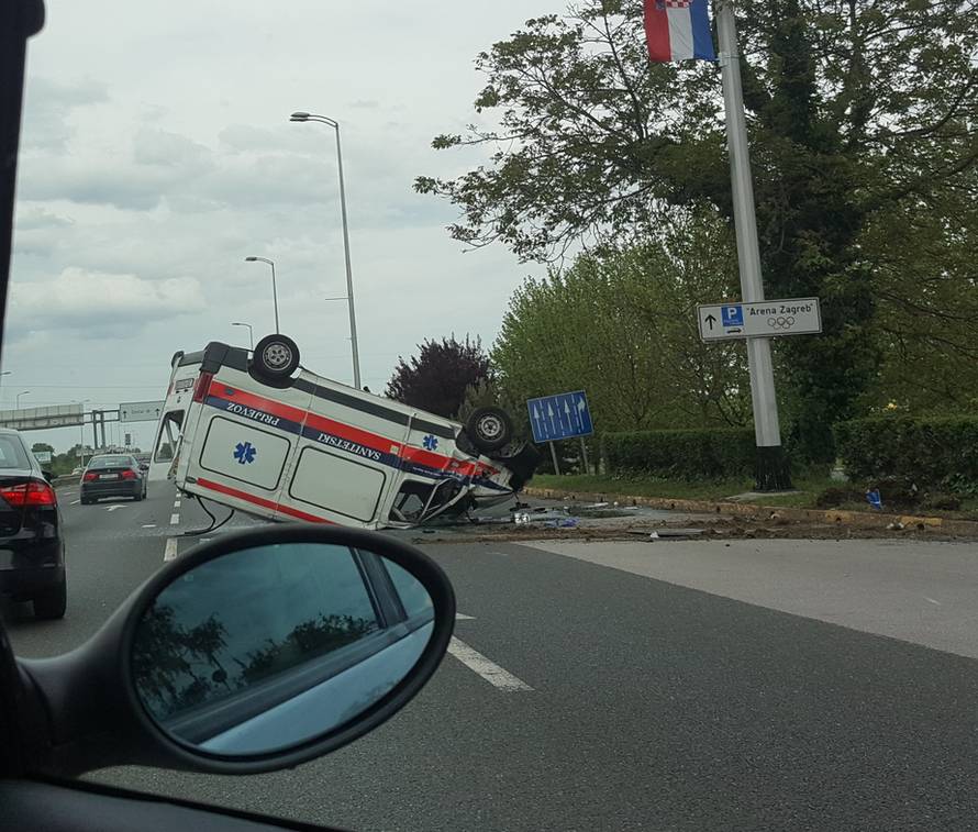 Sanitetsko vozilo prevrnulo se kod Arene, dvoje ozlijeđenih