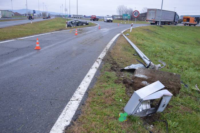 Sletjela s ceste, udarila u znak i stup,  a onda završila u kanalu