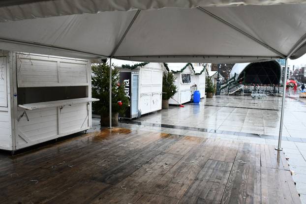 Slavonski Brod: U središtu grada počelo uklanjanje blagdanskih dekoracija i adventskih kućica