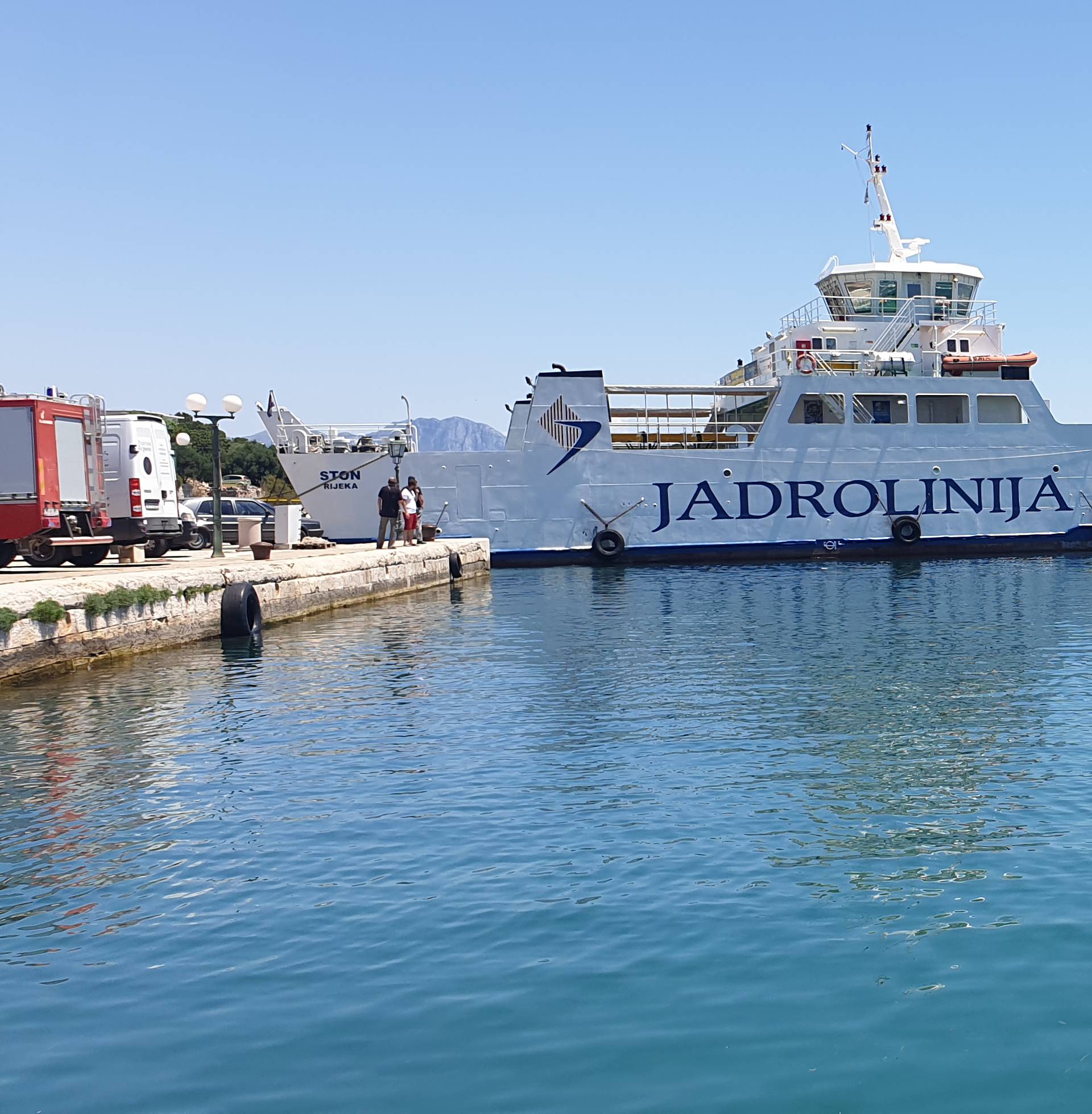 Nasukao se trajekt: Udario je u rivu, dvoje ljudi je ozlijeđeno...