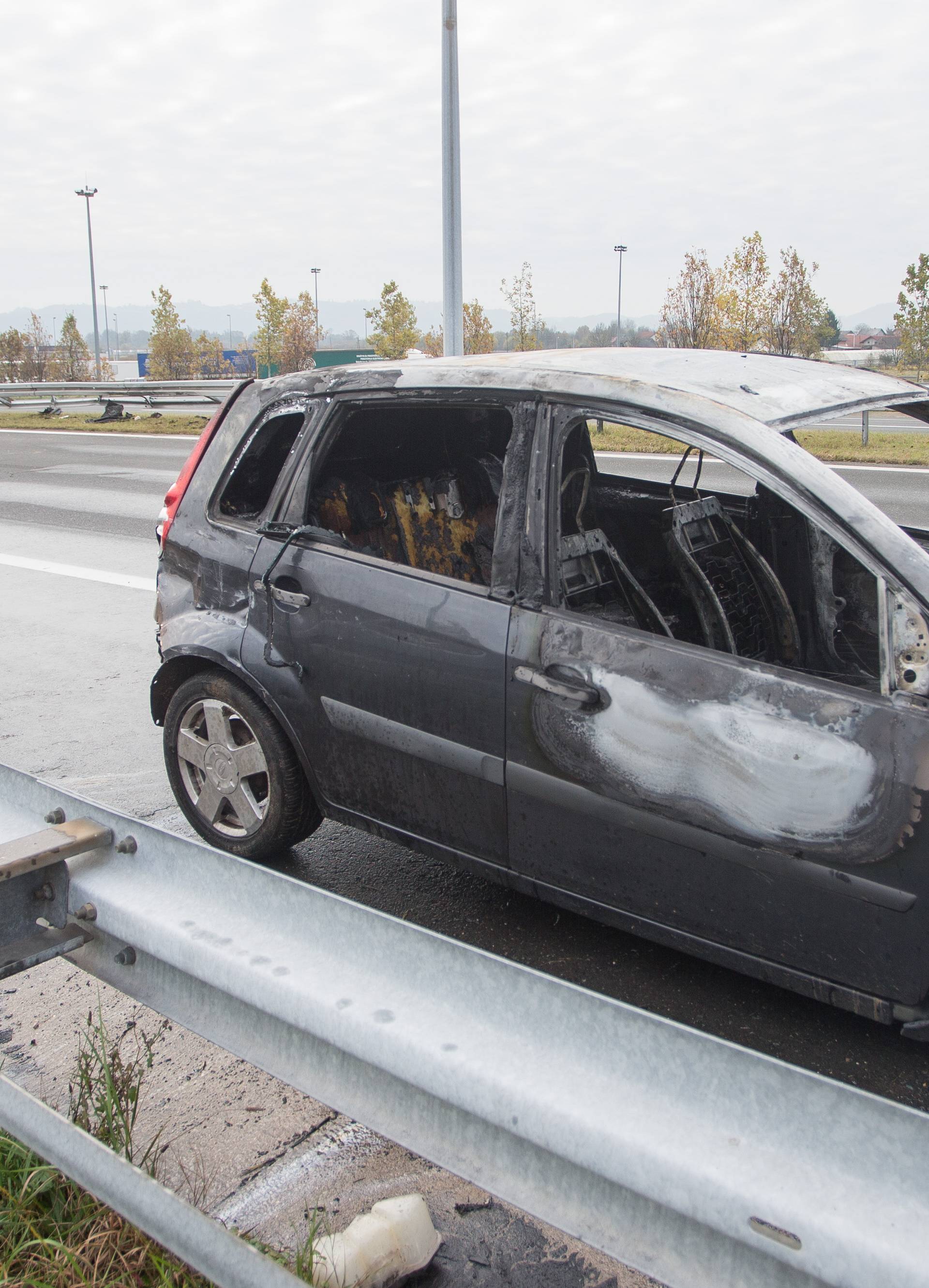 Zabio se u zaštitinu ogradu i zapalio: Ford potpuno izgorio