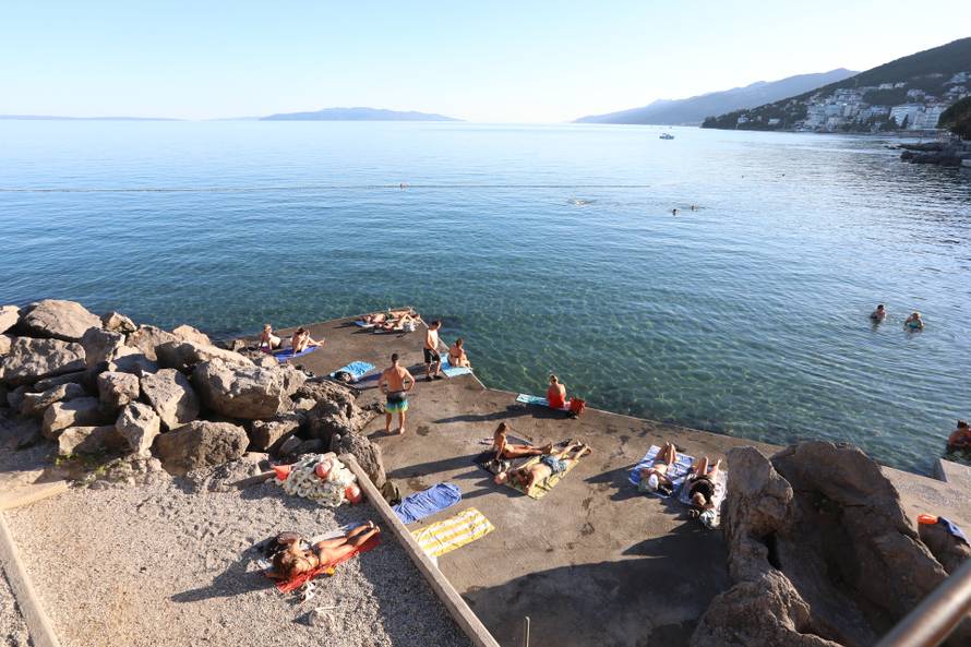Opatija: Kupa?i na plaži Lido
