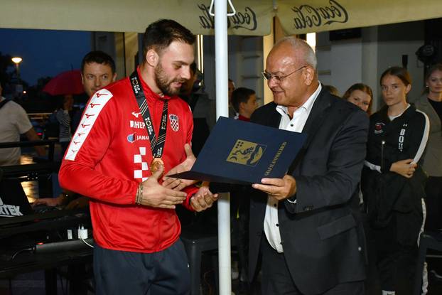 FOTO Pogledajte svečani doček Veočića nakon osvajanja bronce na Svjetskom prvenstvu u boksu