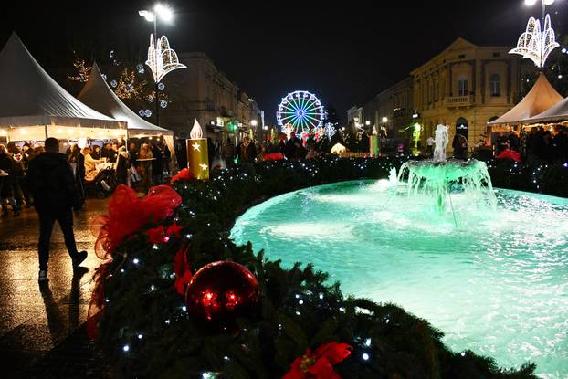 FOTO Advent u Slavonskom Brodu: Dvije lokacije, nove atrakcije i nezaboravni doživljaji